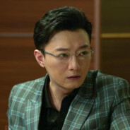 手拿冻鱼一路追