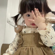 爱吃雪饼的灰色卫衣