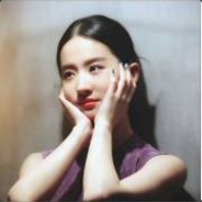 松山的松树下松鼠掏松