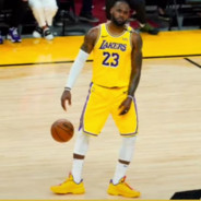 双手一摊勒布朗詹