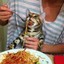 gato comiendo fideos