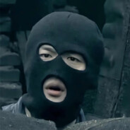 厨师正在挑选他的厨具