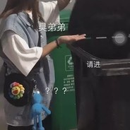 大雪压倒梨花树