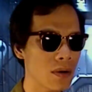 戴墨镜的特异人士