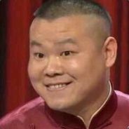 露出了老父亲般的微笑