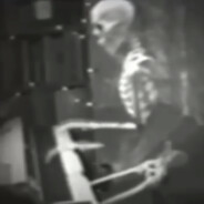 Number 4: skeleton play piano