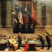 给女大学生涂身体乳