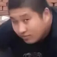 斜眸微翘笑意盈