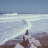 打架少个人,舔包多双手