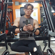 抱著貓咪摸肉球