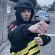 没理由地在水里游