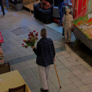 叼着奶瓶逛青楼