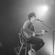 从机场走出来的男人