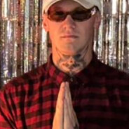 Баба спить у ямі