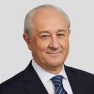 Um pouco mais ao centro