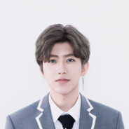 梳中分的蔡徐坤