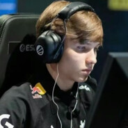 车窗上的卡片是她