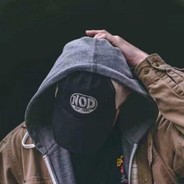 她敏感还爱哭。