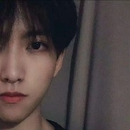 她比月色迷人。