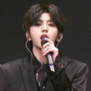 马嘉祺超绝斜方肌