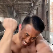 吃个肘击！好痛痛~