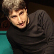 Gergin görünüşlü adam