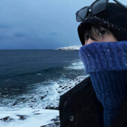 在山腰间飘逸的红雨