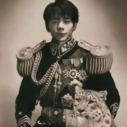 江畔何人初见月