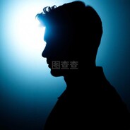 别动！背后有人