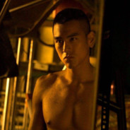 压在她身上的AK