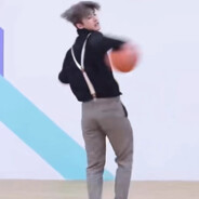 蔡徐坤优雅转身