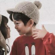 别说话 把头发扎起来