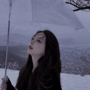 近水楼台先得月.