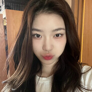 江上飘的一只帆船