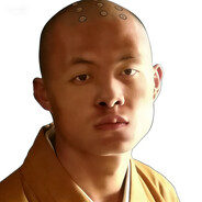 紧张的光头睡衣爬山