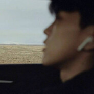 不要把手揣裤兜