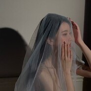 她说是小时候摔掉的