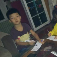 叼着奶瓶逛酒吧