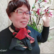 50岁大姨单手压AK