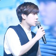 拿着香菜的少女-