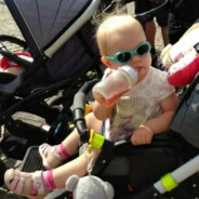 叼着奶瓶看毛片