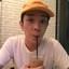 低着头的孤儿