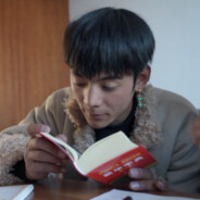 王源钻进丁真刚门唱青