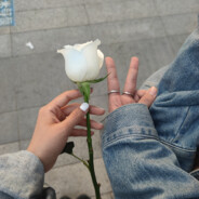 口渴就喝水干嘛掰我腿