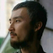 Der Mond zwischen Wolken