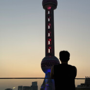 她说是二战炸黑的