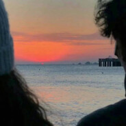 她说穿开档裤晒黑的