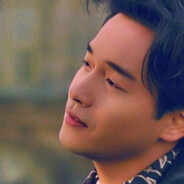 晴天下面打雨伞避太阳