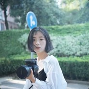 男孩低头的时候i