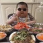 пухлый жирный ребенок с шашлыком